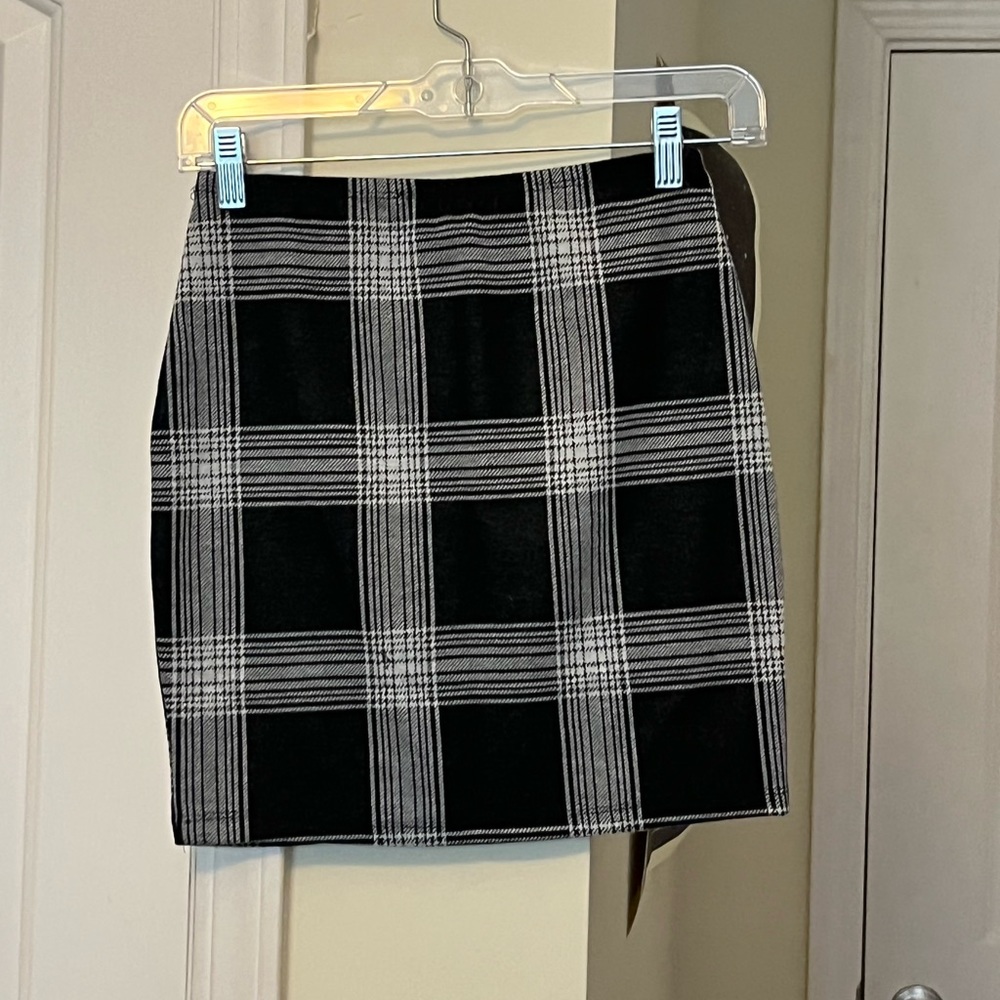 Rue21 Black and White Plaid Fitted Mini Skirt - Picture 2 of 3